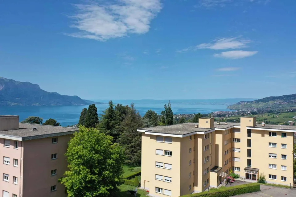 All'ultimo piano, appartamento di 3,5 locali con vista lago