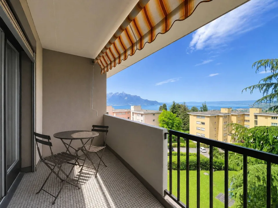 All'ultimo piano, appartamento di 3,5 locali con vista lago