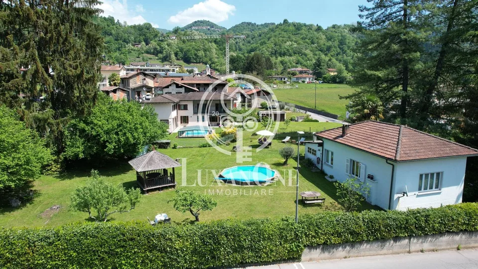 Charmantes Einfamilienhaus mit Pool und großem Grundstück