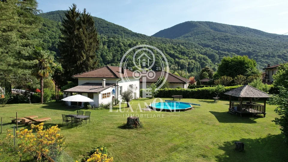 Affascinante casa unifamiliare con piscina e ampio terreno