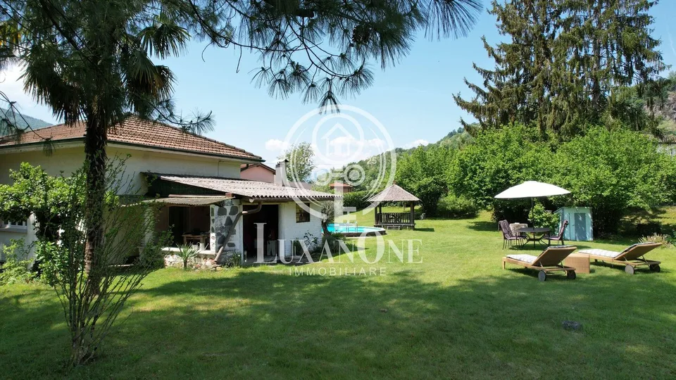 Affascinante casa unifamiliare con piscina e ampio terreno