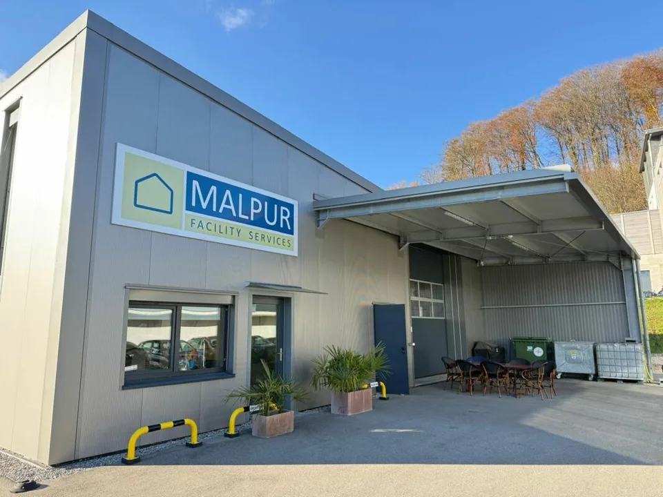 Immeuble commercial avec bureaux et entrepôt