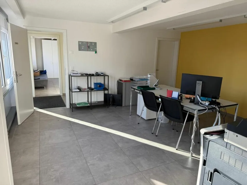 Immeuble commercial avec bureaux et entrepôt