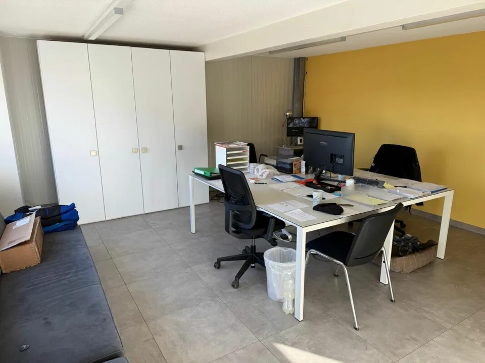 Immeuble commercial avec bureaux et entrepôt