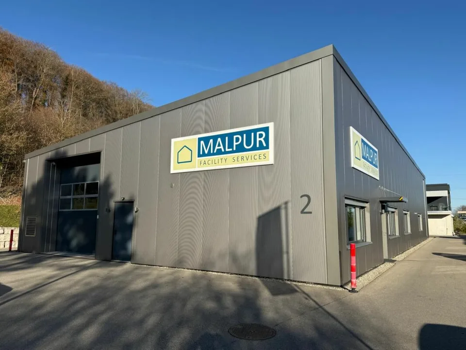 Gewerbeliegenschaft mit Büros und Lagerhalle