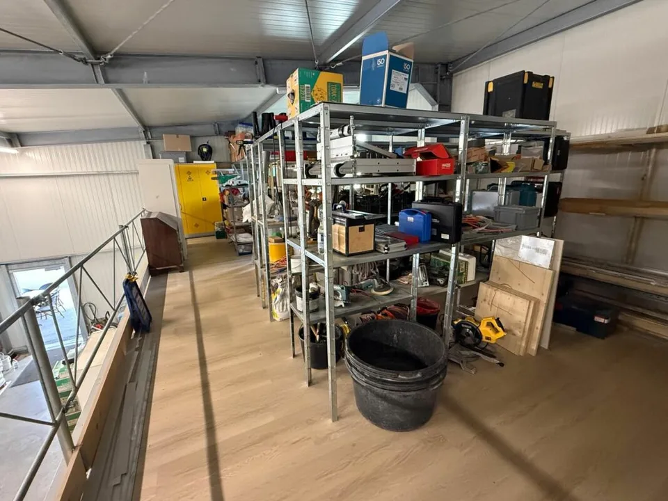 Gewerbeliegenschaft mit Büros und Lagerhalle – Foto 17 von 18