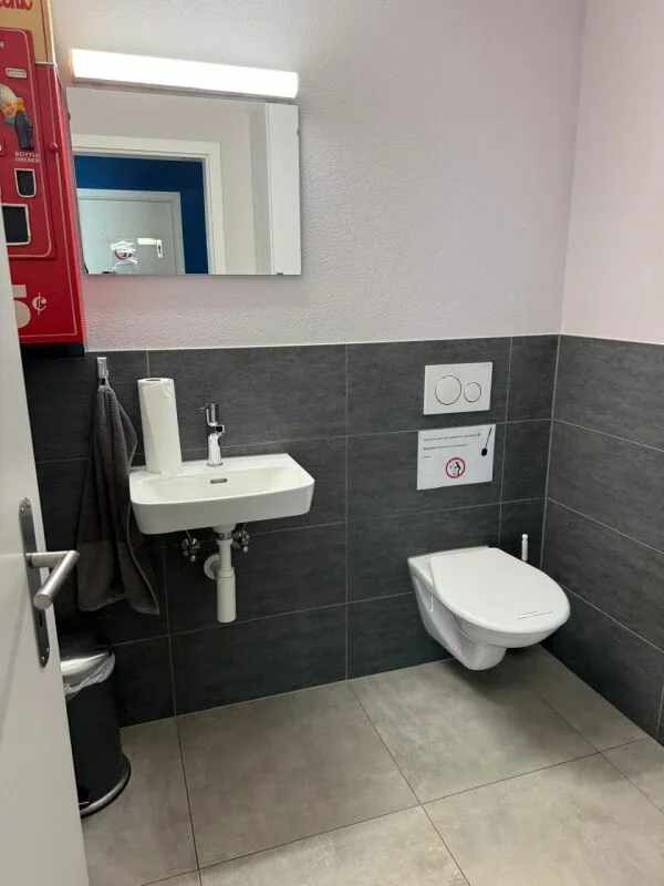 Gewerbeliegenschaft mit Büros und Lagerhalle – Foto 8 von 18
