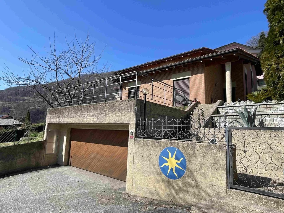 Schönes und großes Einfamilienhaus 5.5, umgeben von Grün