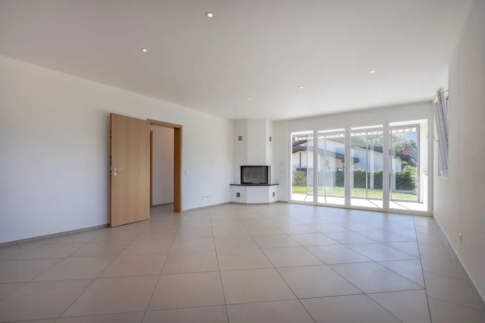 AMPIA VILLA 5.5 CON GIARDINO E VISTA LAGO IN COLLINA D'ORO
