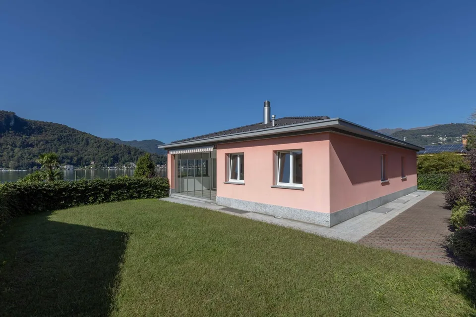 AMPIA VILLA 5.5 CON GIARDINO E VISTA LAGO IN COLLINA D'ORO