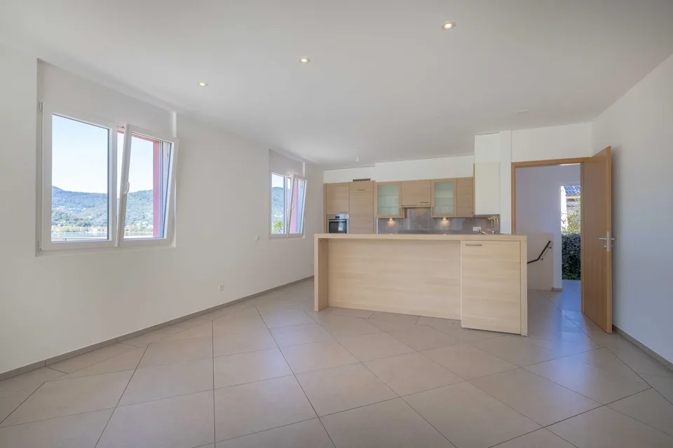 AMPIA VILLA 5.5 CON GIARDINO E VISTA LAGO IN COLLINA D'ORO