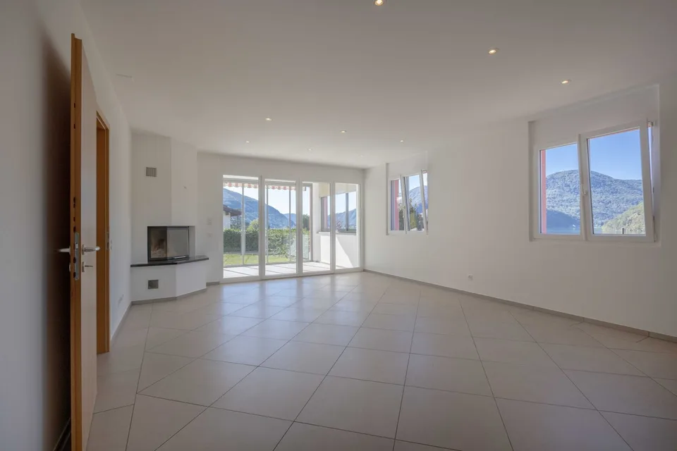AMPIA VILLA 5.5 CON GIARDINO E VISTA LAGO IN COLLINA D'ORO