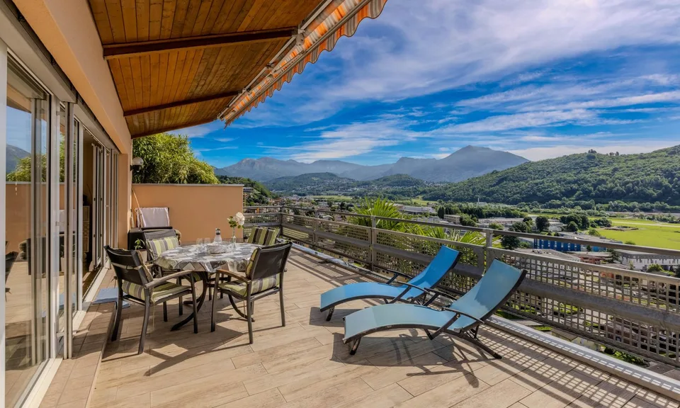 AMPIA VILLA 4.5 LOCALI CON TERRAZZA GIARDINO E VISTA AD AGNO