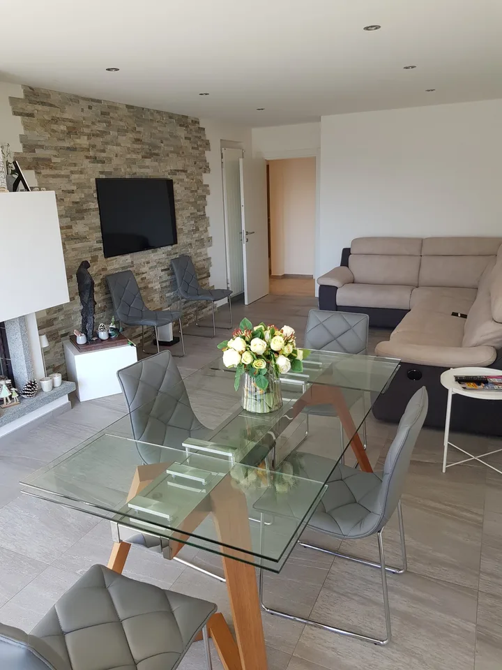 Wir bieten zum Verkauf ein elegantes und helles 3.5-Zimmer-Apartment