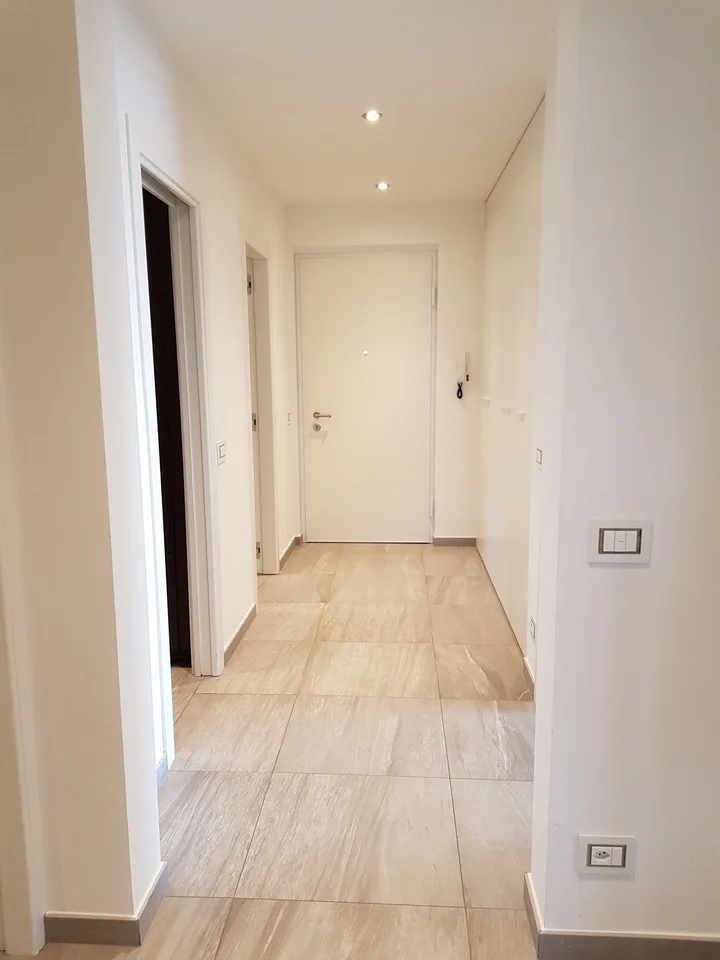 Wir bieten zum Verkauf ein elegantes und helles 3.5-Zimmer-Apartment