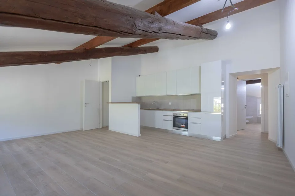 CHARAKTERISTISCHES UND GERAUMIGES 2.5-ZIMMER-WOHNUNG WIE NEU IN CAPOLAGO