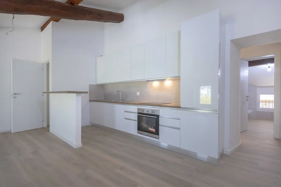 CHARAKTERISTISCHES UND GERAUMIGES 2.5-ZIMMER-WOHNUNG WIE NEU IN CAPOLAGO