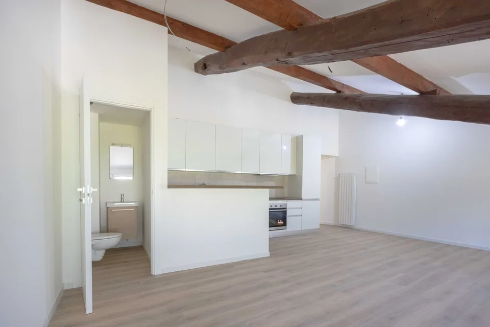 CHARAKTERISTISCHES UND GERAUMIGES 2.5-ZIMMER-WOHNUNG WIE NEU IN CAPOLAGO