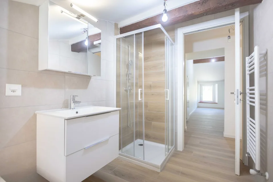 CHARAKTERISTISCHES UND GERAUMIGES 2.5-ZIMMER-WOHNUNG WIE NEU IN CAPOLAGO