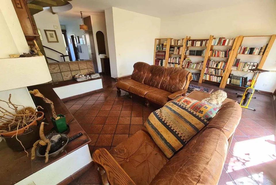 Willkommen in diesem 5.5-Zimmer-Haus, umgeben von Grün in Melano
