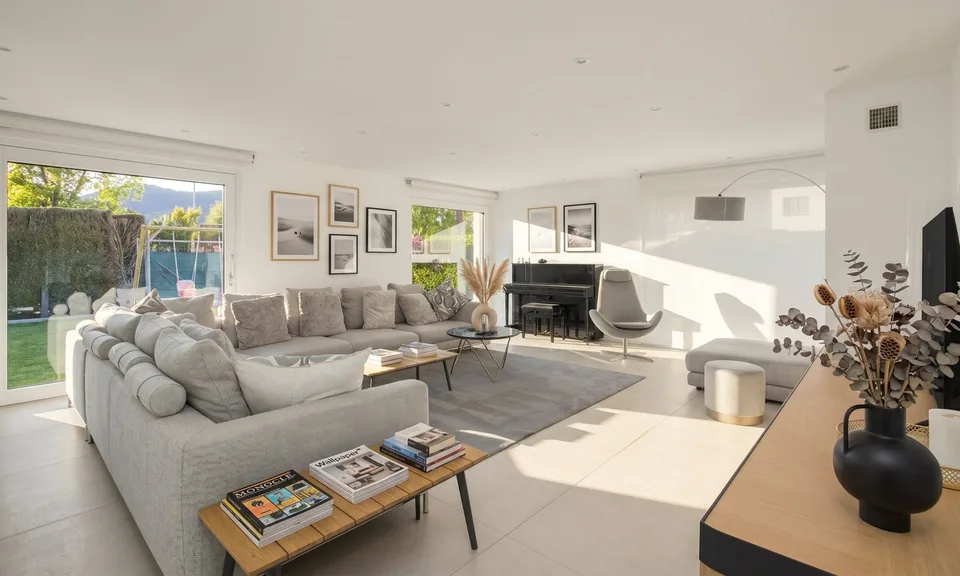 Villa moderne de 7,5 pièces avec piscine et terrain à Magliaso