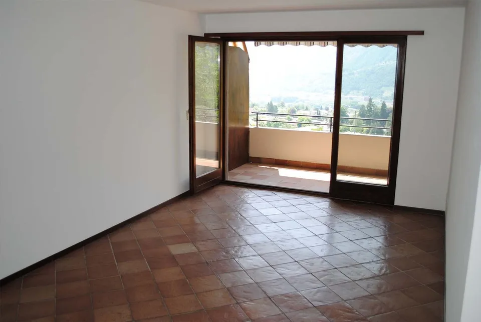 COMODO 2.5 CON TERRAZZA IN RESIDENZA CON PISCINA A COMANO