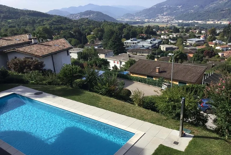 COMODO 2.5 CON TERRAZZA IN RESIDENZA CON PISCINA A COMANO