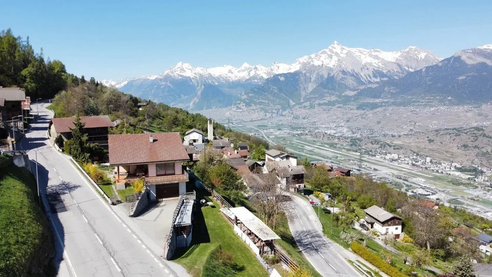 Grande maison avec 2 appartements et vaste garage