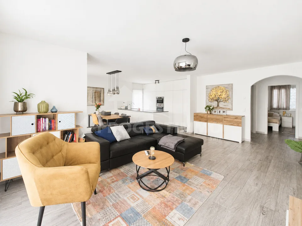 GROßARTIGES 5.5-ZIMMER-WOHNUNG MIT TERRASSE UND PRIVATEM GARTEN