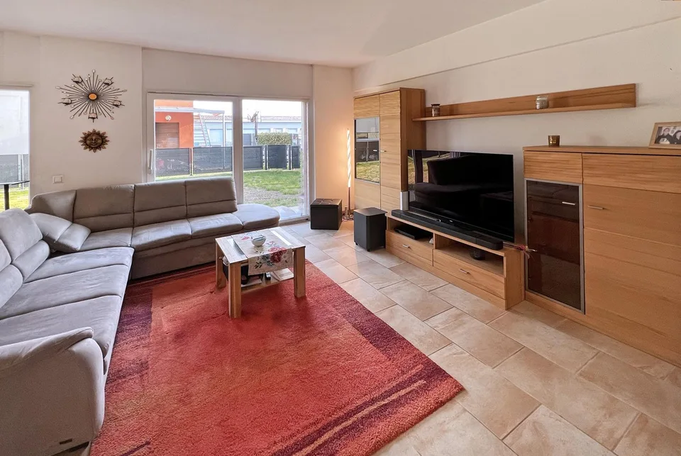 AMPIA VILLA 5.5 LOCALI CON GIARDINO PIANEGGIANTE A BESAZIO