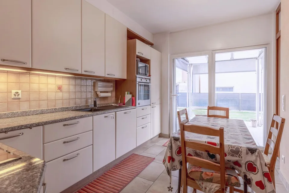 AMPIA VILLA 5.5 LOCALI CON GIARDINO PIANEGGIANTE A BESAZIO