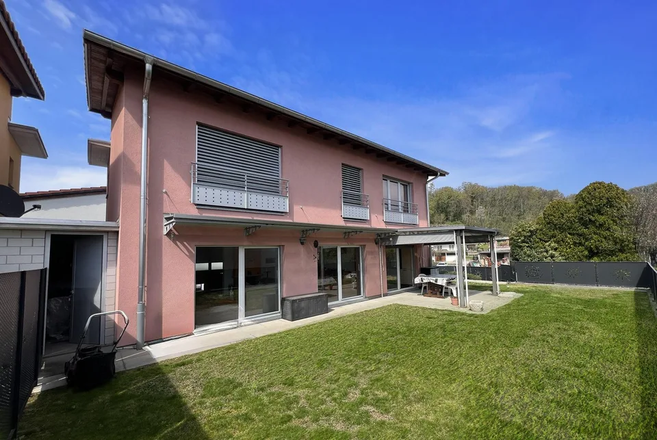 AMPIA VILLA 5.5 LOCALI CON GIARDINO PIANEGGIANTE A BESAZIO