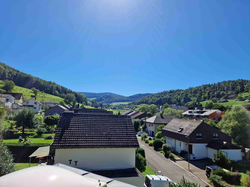Appartement calme de 3 pièces dans les combles à Hölstein – nouvelle cuisine, parking, vue panoramique sur le vert