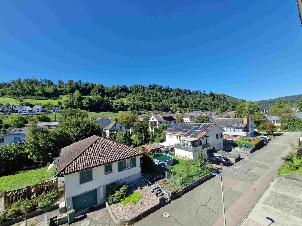 Appartement calme de 3 pièces dans les combles à Hölstein – nouvelle cuisine, parking, vue panoramique sur le vert