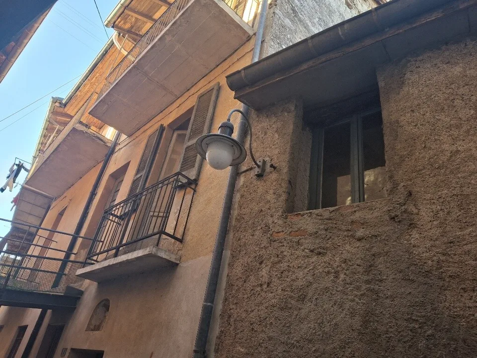 Geschäftlich - Rustikale Häuser zur Renovierung in Ponte Tresa