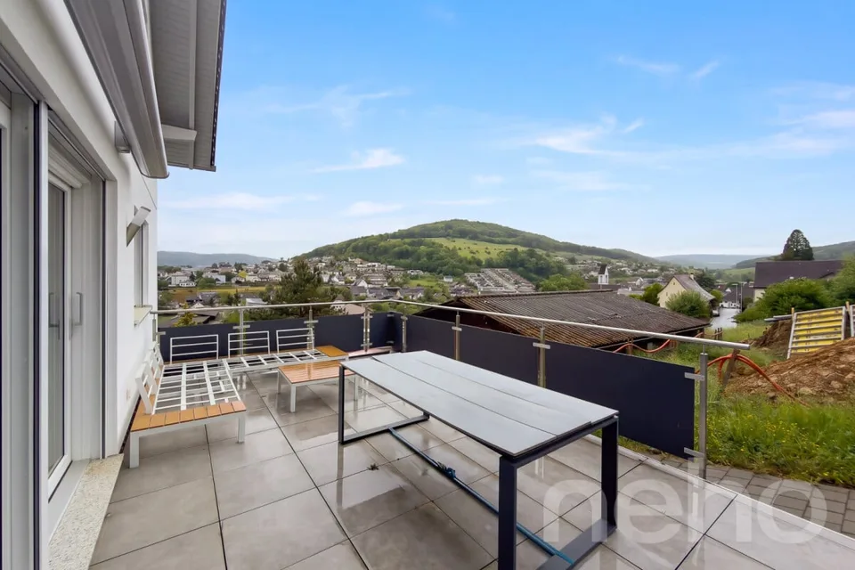 Maison moderne à deux familles avec vue lointaine et haut confort – photo 21 sur 21