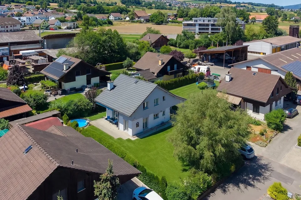 Charmantes Einfamilienhaus mit Pool und grossem Hobbyraum