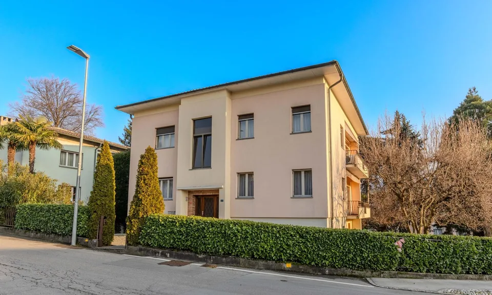 VILLA DI 10 LOCALI CON AMPIO GIARDINO A MORBIO INFERIORE
