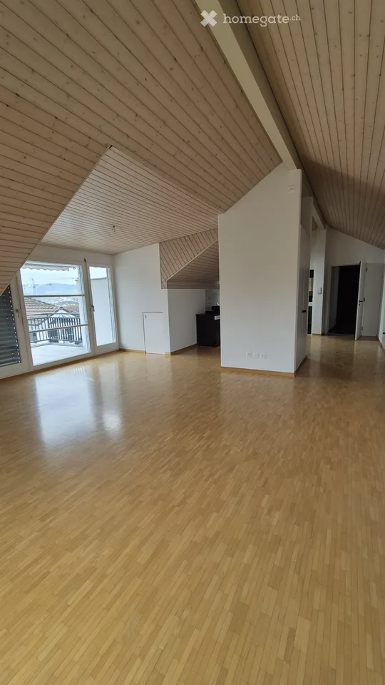 Helle 2.5 Zimmer Dachwohnung mit Balkon in Dagmersellen