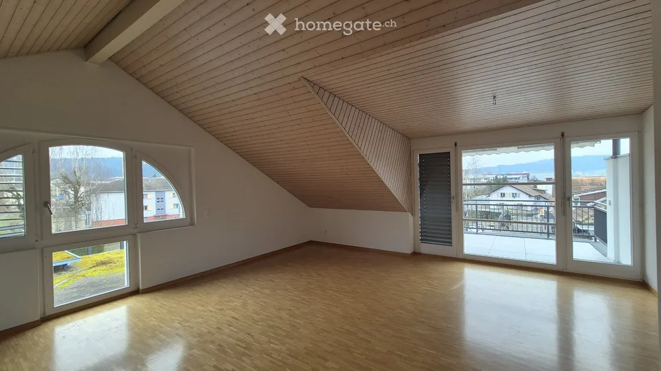 Helle 2.5 Zimmer Dachwohnung mit Balkon in Dagmersellen