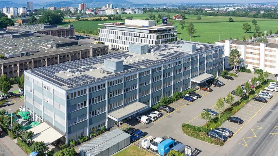 Spazio commerciale attraente al piano terra - Per la produzione e lo stoccaggio con piattaforma sollevatrice