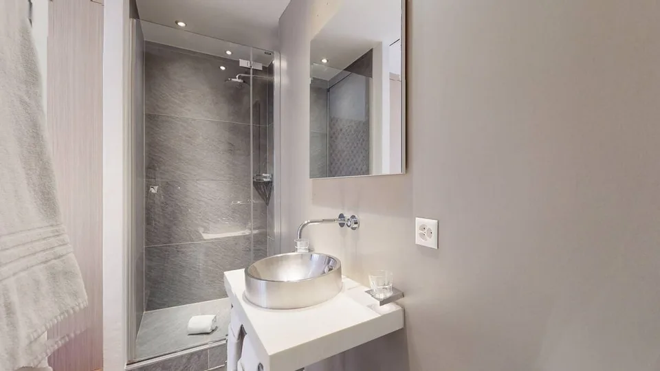 Chambre idéalement située dans immeuble au bord du lac