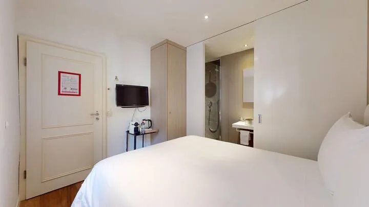 Chambre idéalement située dans immeuble au bord du lac