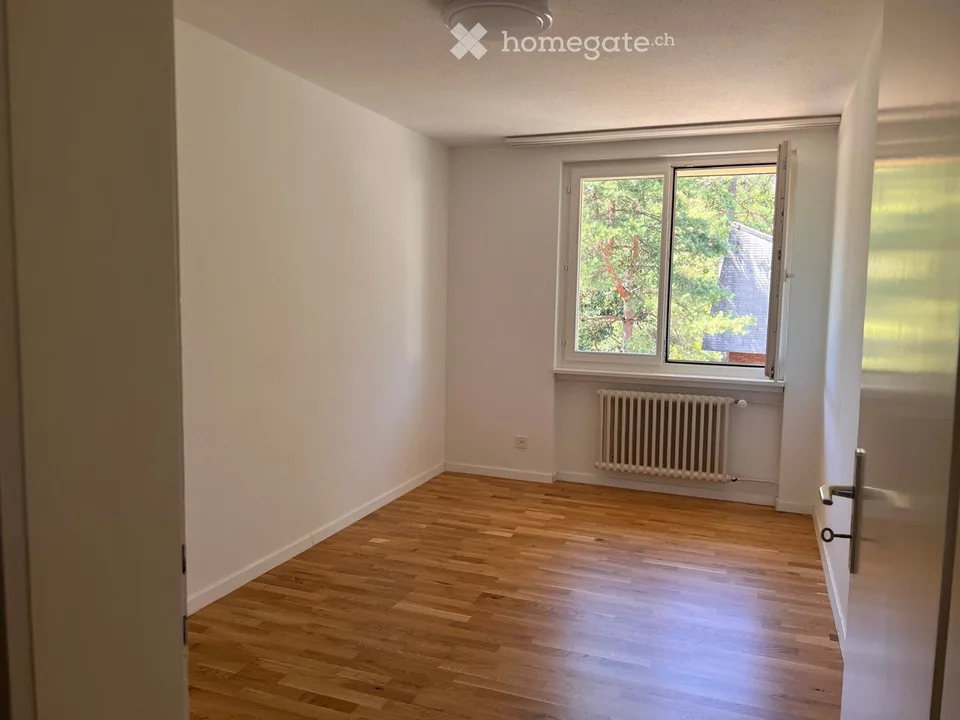 Vivre calmement dans le vert – appartement 4 pièces avec grande garage à Umiken