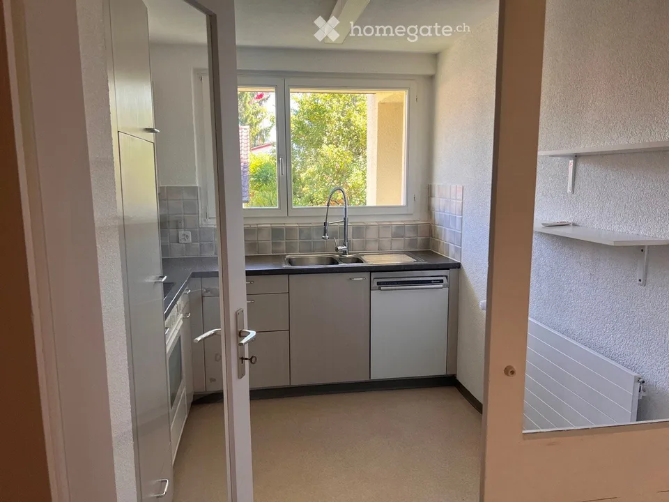 Vivre calmement dans le vert – appartement 4 pièces avec grande garage à Umiken