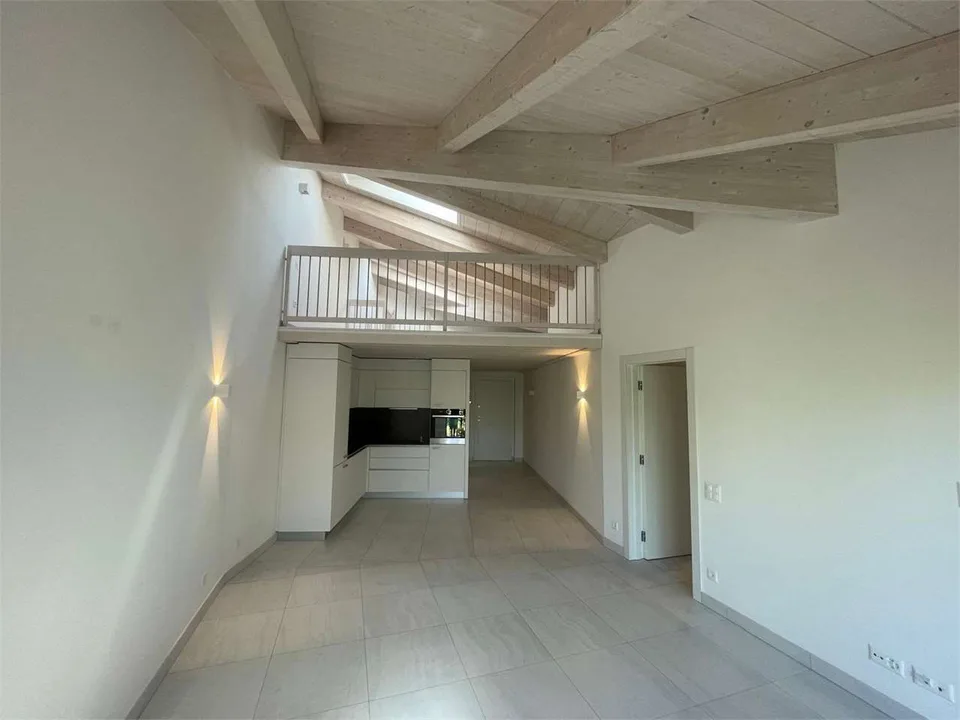 Gentilino: élégant appartement de 2.5 pièces avec grenier habitable