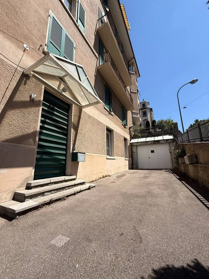 Espace commercial avec garage et avant-cour privé à louer