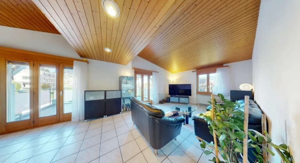 Exklusives 8-Zimmer-Einfamilienhaus mit Einliegerwohnung, grossem Garten und Werkstattgarage in ländlicher Lage