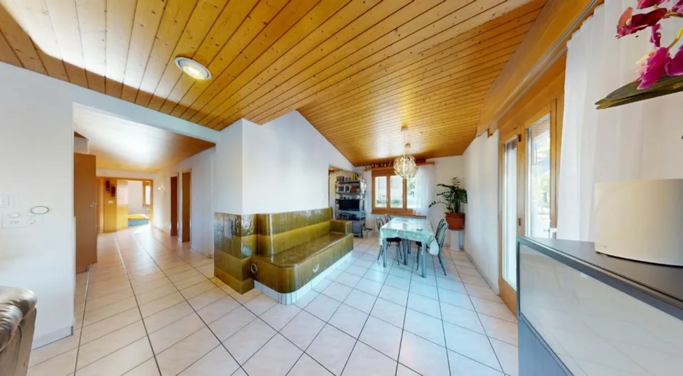 Exklusives 8-Zimmer-Einfamilienhaus mit Einliegerwohnung, grossem Garten und Werkstattgarage in ländlicher Lage