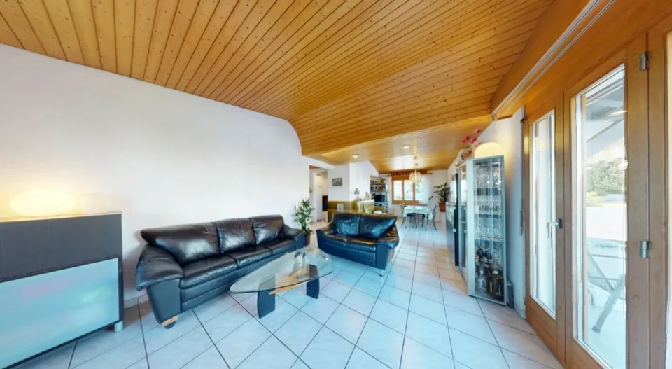 Exklusives 8-Zimmer-Einfamilienhaus mit Einliegerwohnung, grossem Garten und Werkstattgarage in ländlicher Lage